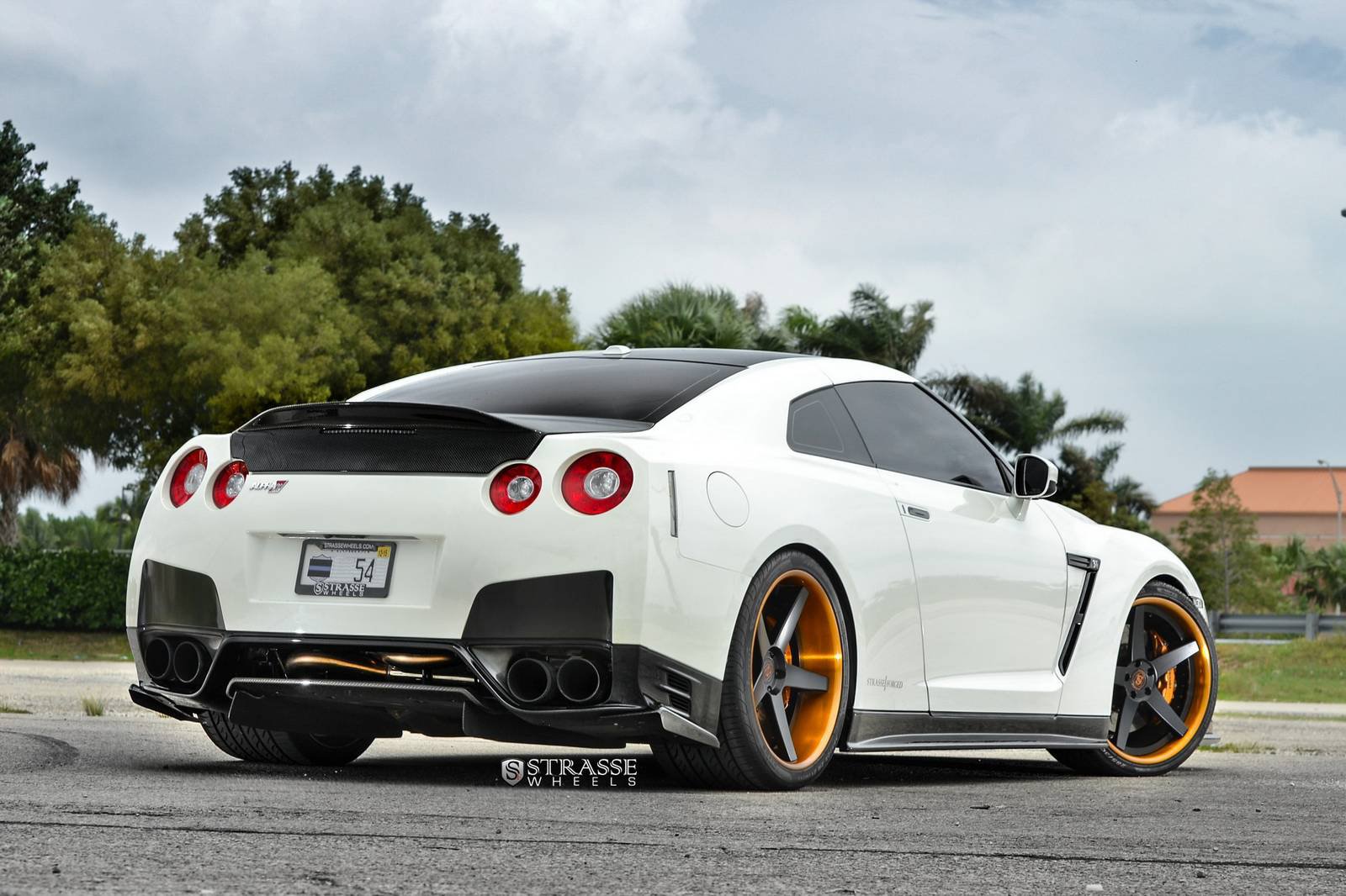 Nissan GTR White Tuning